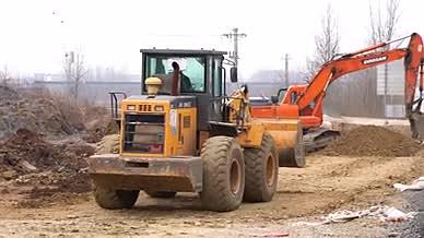 4K道路施工挖掘机铲土机农村修路建设视频的预览图